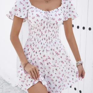 Vestido corto de flores.