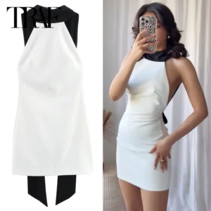 Vestido blanco con cuello cortos, espalda descubierta, sin mangas.