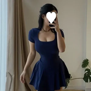 Vestido con cuello cuadrado.