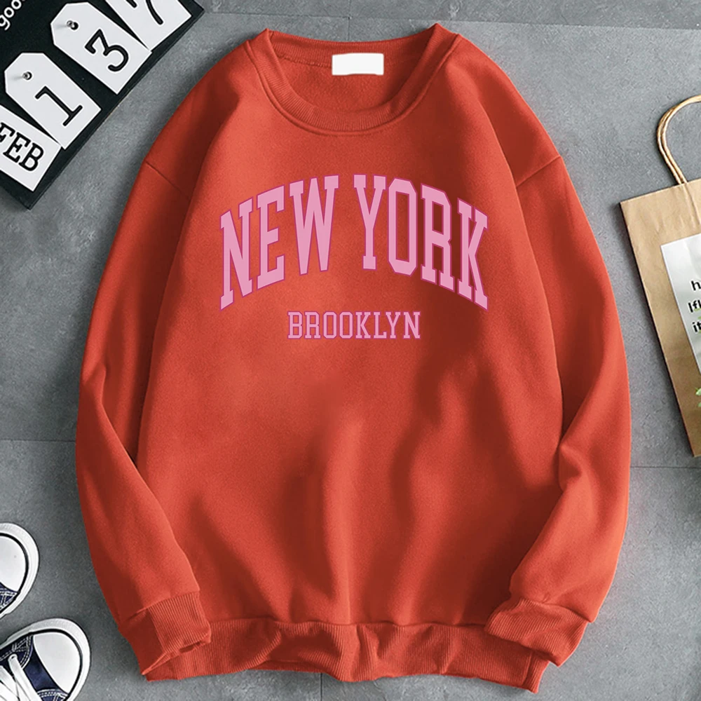 Jersey sencillo de tendencia, estampado de letras de la ciudad de Nueva York Brooklyn, con cuello redondo. - Image 9