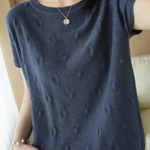 Suéter fino de punto de manga corta, cuello redondo.