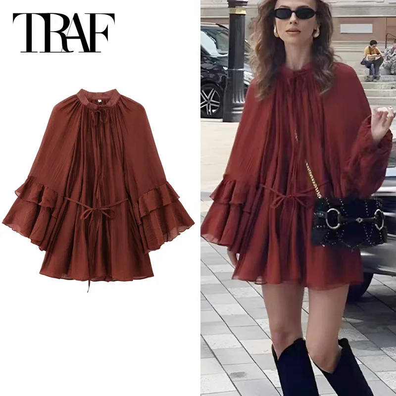 Vestidos translúcidos de manga larga con cordones y volantes.