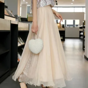 Falda larga ligera con volantes, cintura alta, malla suelta.