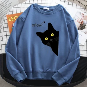 Sudadera, con estampado de gato negro  con cuello redondo.