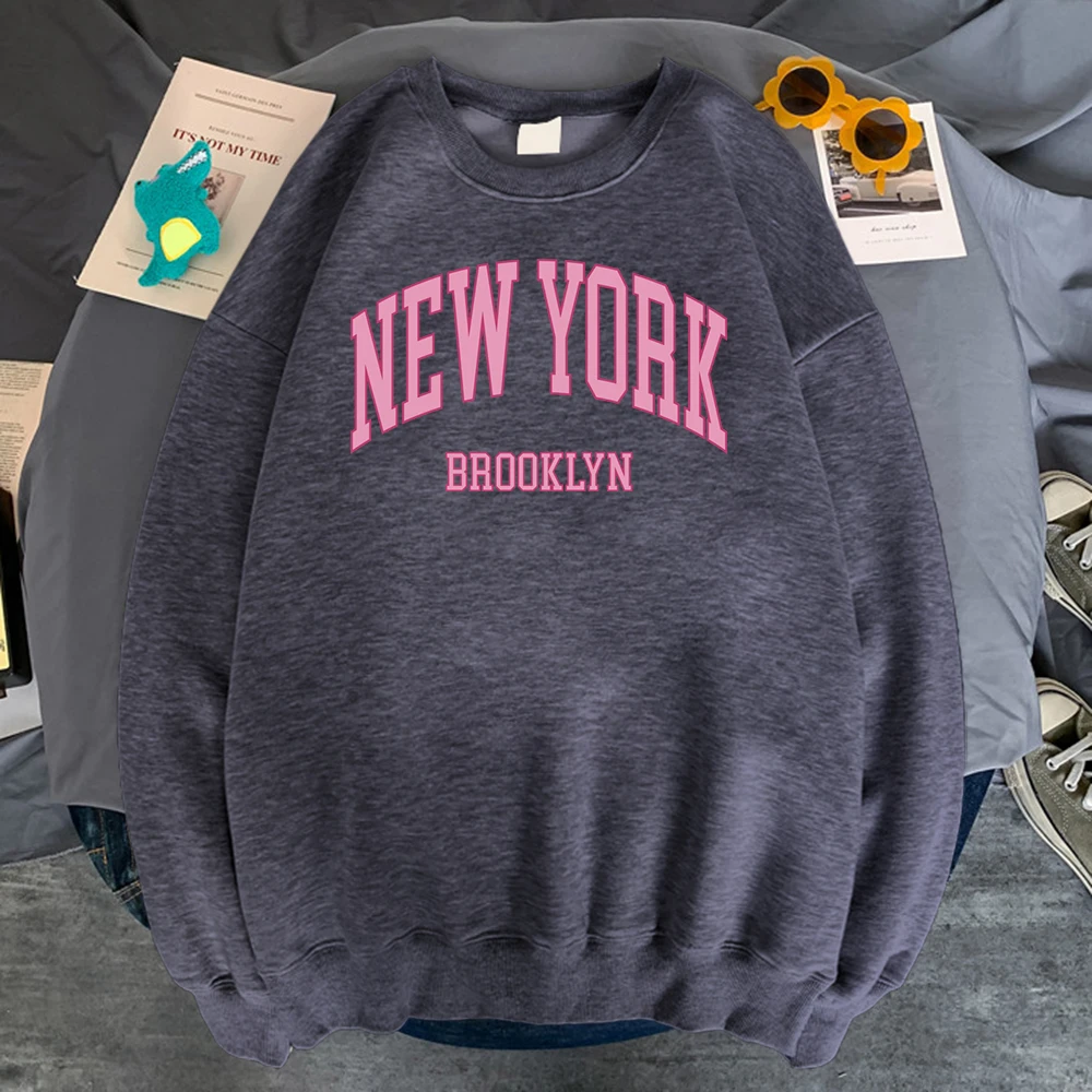 Jersey sencillo de tendencia, estampado de letras de la ciudad de Nueva York Brooklyn, con cuello redondo. - Image 11