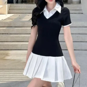 Vestido de manga corta, ajustado.