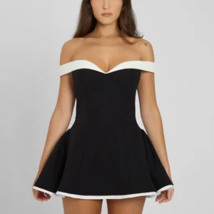 Minivestido corto ajustado sin mangas con hombros descubiertos.