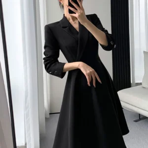 Vestido de manga larga, cuello en V, cintura ceñida.