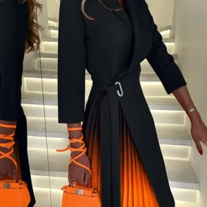 Vestido de manga media con cuello en V.