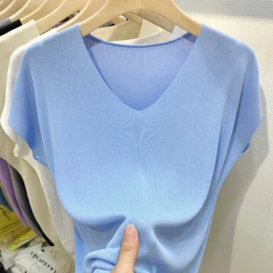 Camiseta con cuello en V, manga corta raglán.