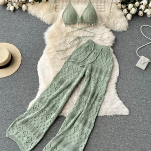 Conjunto de bra y pantalones largos de pierna ancha con huecos.