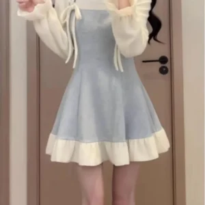 Vestido de Falda corta o larga de cintura alta, corte en A, manga larga.