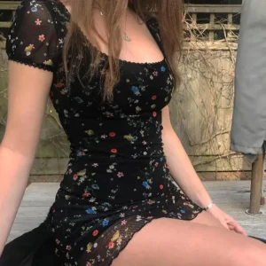 Vestidos con flores ajustadas de cintura alta.