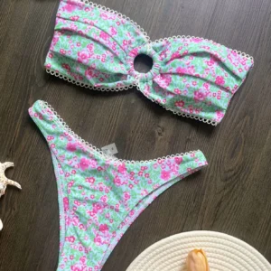 Bikini Bandeau con estampado floral y corte de pierna alta.