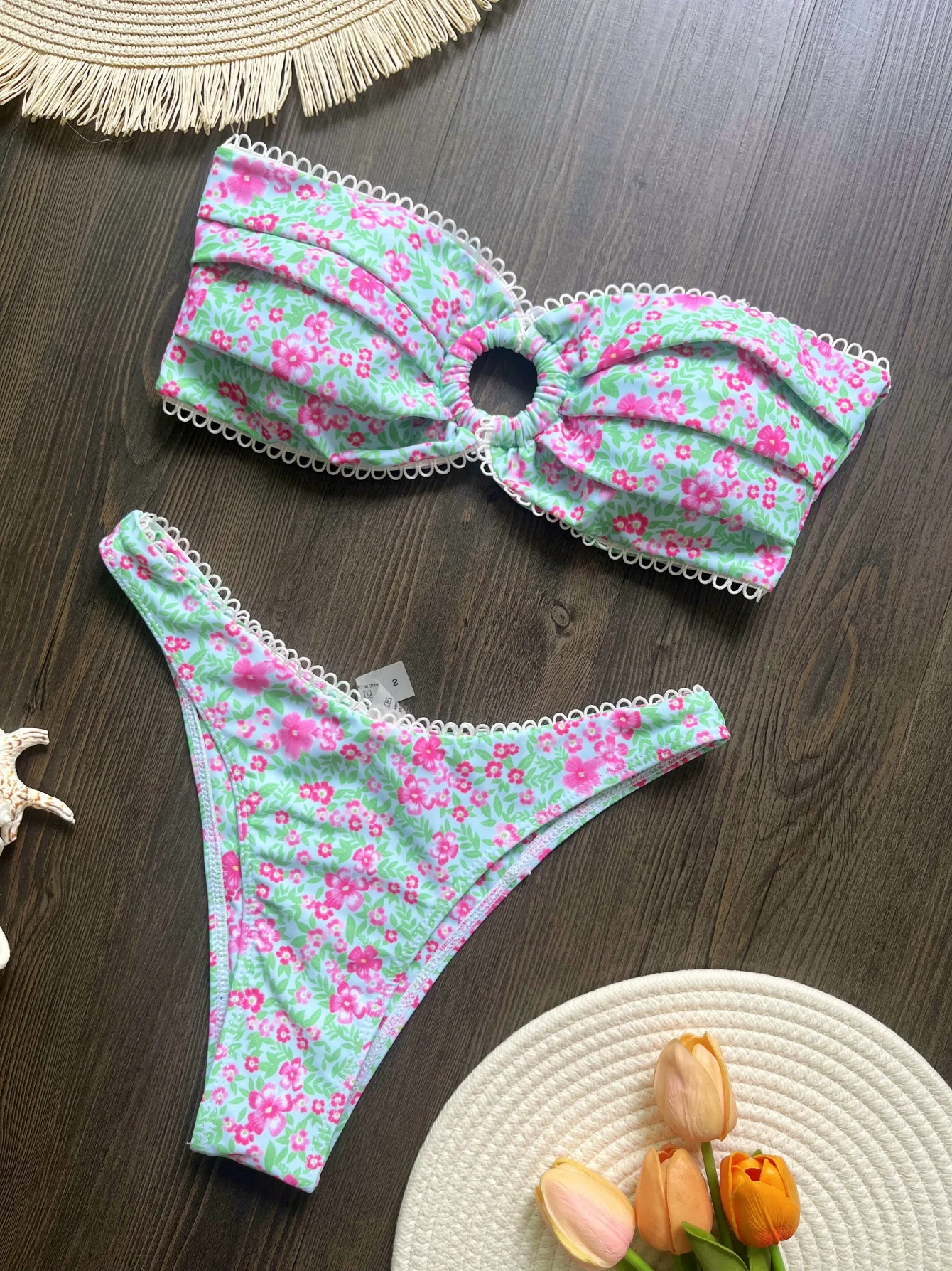 Bikini Bandeau con estampado floral y corte de pierna alta.