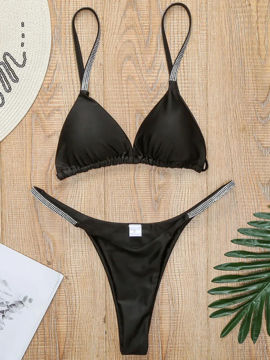 Bikini con Tanga y lentejuelas brillantes.