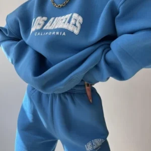 Conjunto sudadera estampado con cuello redondo con capucha, pantalones.