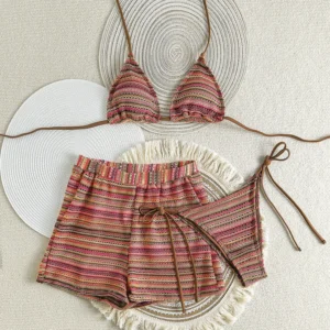 Bikinis a rayas con pantalones cortos, trajes de baño.