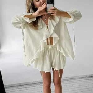 Conjunto de pantalones cortos, camisas blanca con cuello de pico.