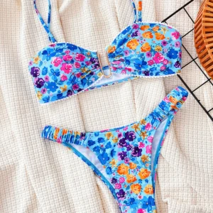 Bikini con estampado de flores con cuello en U.
