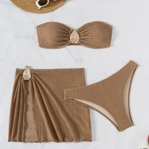 Bikini con adorno de gotas de agua, falda de malla con realce.