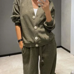 Conjunto de cardigan, pantalones con cordones.