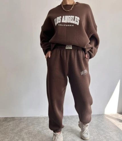 Conjunto sudadera estampado con cuello redondo con capucha, pantalones. - Image 2