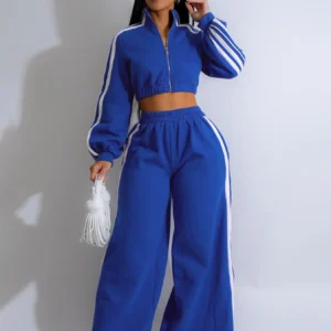 Conjunto de dos piezas, Chaqueta manga larga y cuello alto, pantalón acampanado.