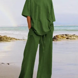 Conjunto de dos piezas pantalón con bolsillo y cordones, Top de media manga con cuello redondo.