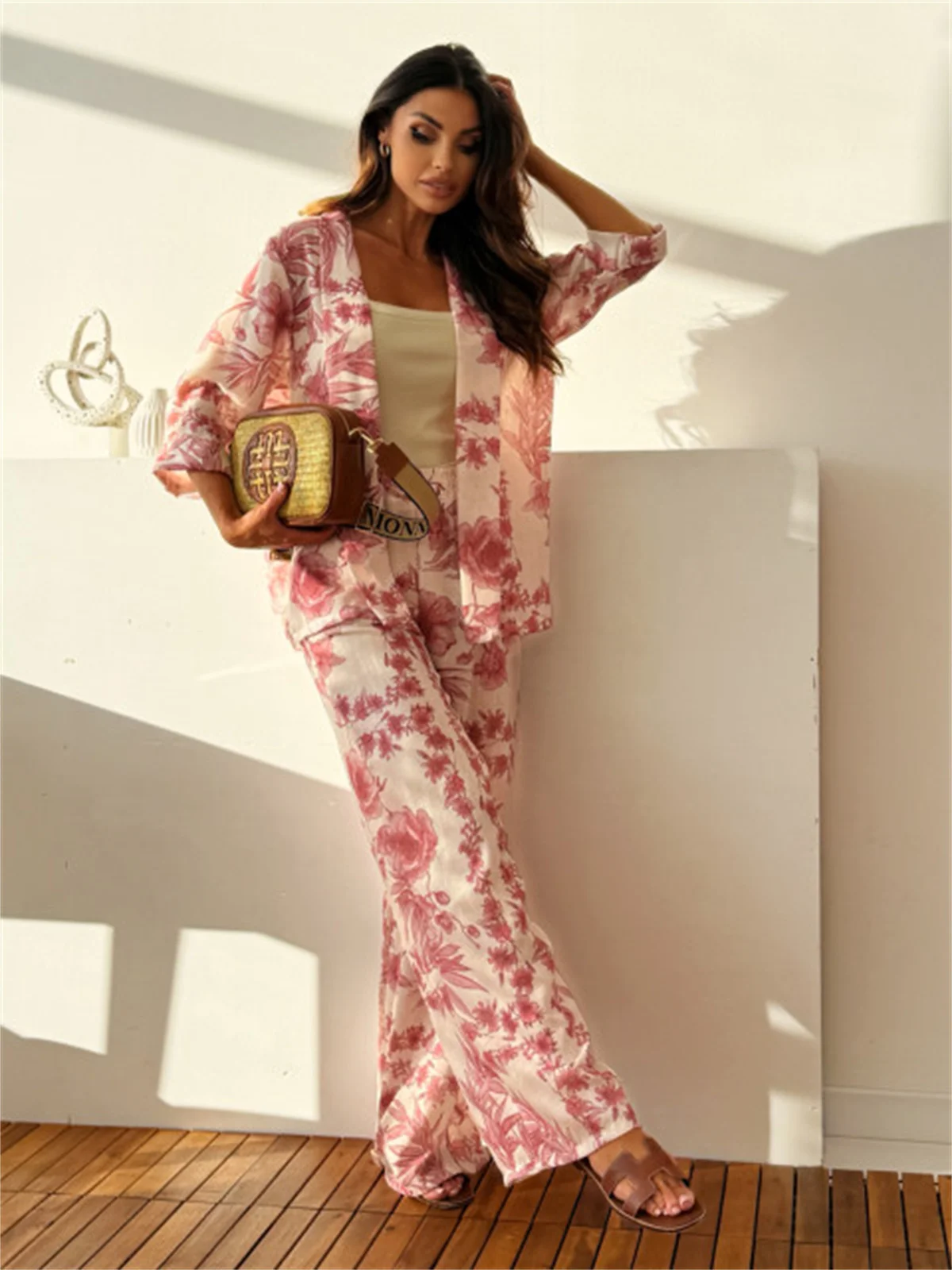 Conjunto de pantalón de pierna acampanado, blusa con botones y manga larga 3/4. - Image 4