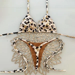 Bikini tipo Tanga con cuello Halter, con cordones.