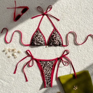 Bikini rojo leopardo estampado.