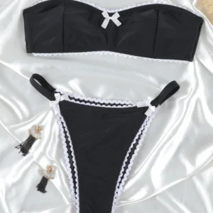 Bikini liso con lazo de cintura baja.