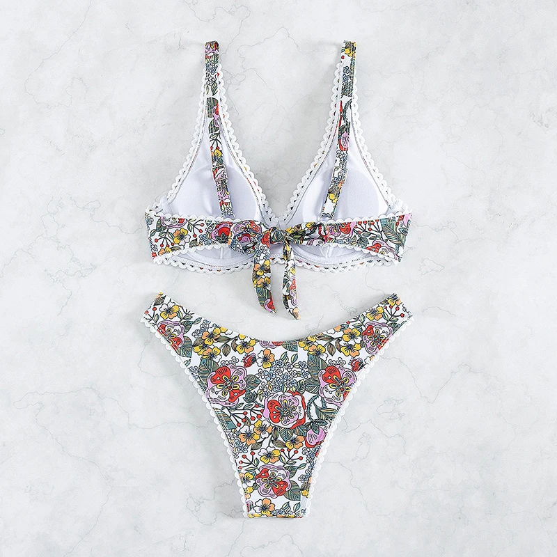 Bikini con estampado Floral con realce y borde de encaje. - Image 2