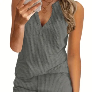 Conjunto de camiseta deportiva holgada con cuello en V.