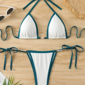 Bikini con Tanga lateral y lazo de perlas de contraste blanco.