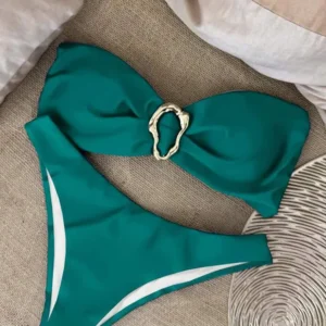 Bikini liso sin tirantes de cintura baja.
