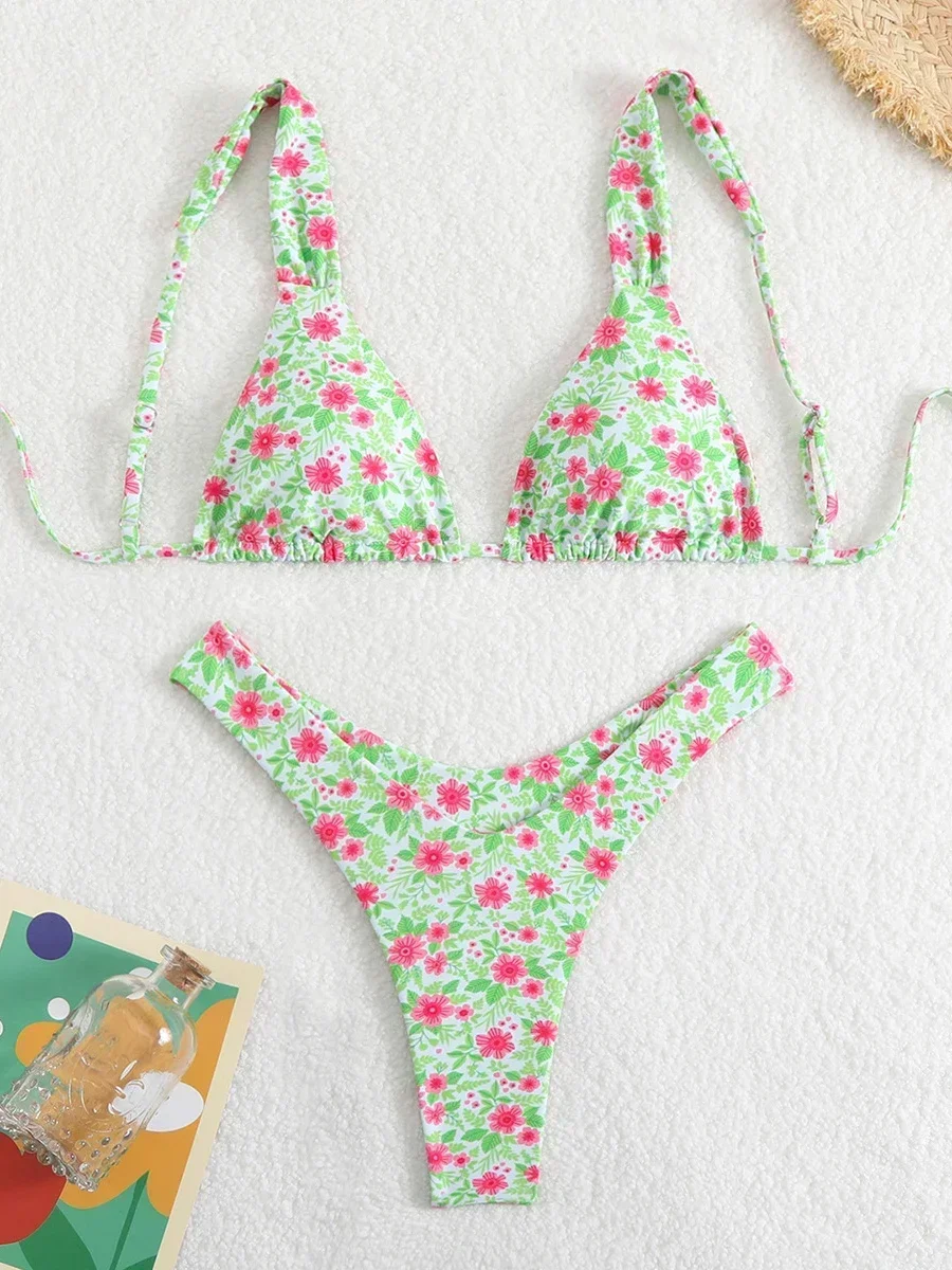 Bikini con Tanga brasileño, con estampados.