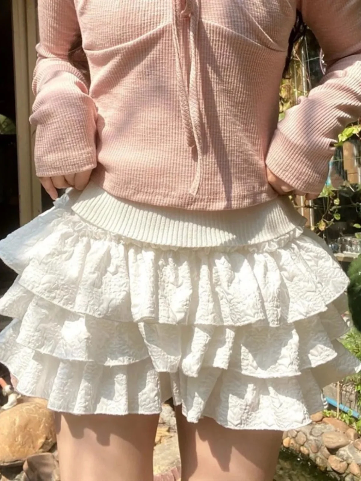 Falda corta con volantes en capas de cintura alta. - Image 3