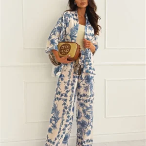 Conjunto de pantalón de pierna acampanado, blusa con botones y manga larga 3/4.