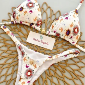 Traje de baño bikini con cordones.