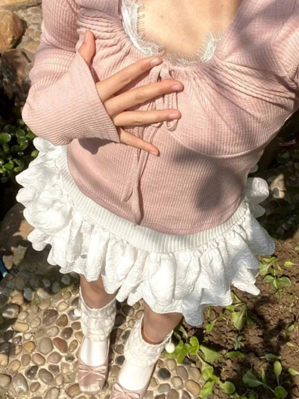 Falda corta con volantes en capas de cintura alta. - Image 2