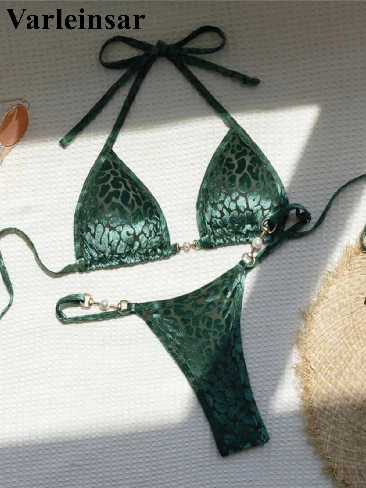Bikini con perlas en los costados, con Tanga.
