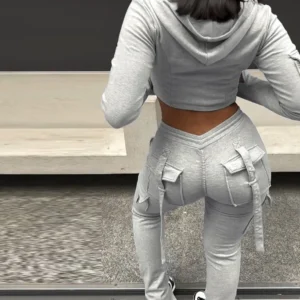 Conjunto de sudadera con capucha y pantalones deportivos largos.