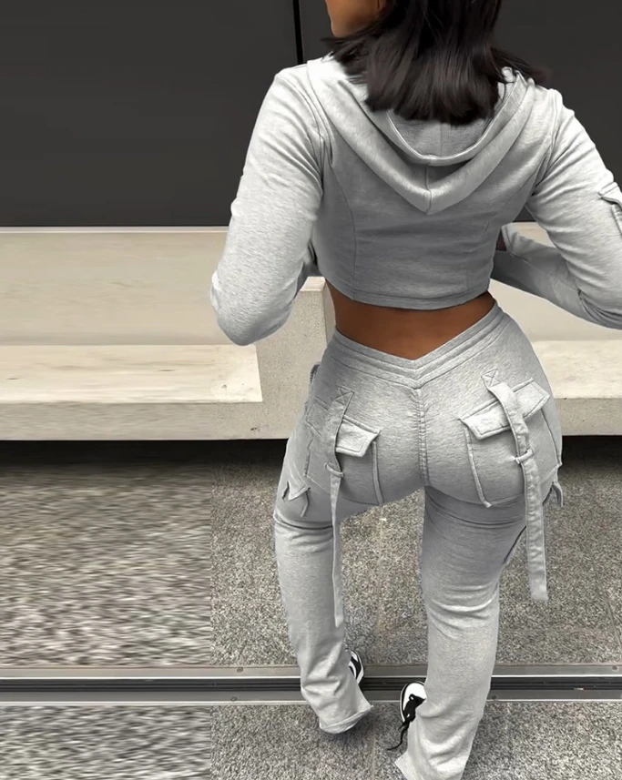 Conjunto de sudadera con capucha y pantalones deportivos largos.