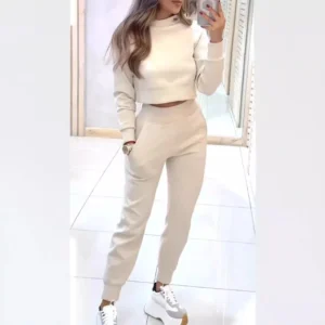 Conjunto de Top corto de medio cuello alto y pantalones cómodos ajustados.