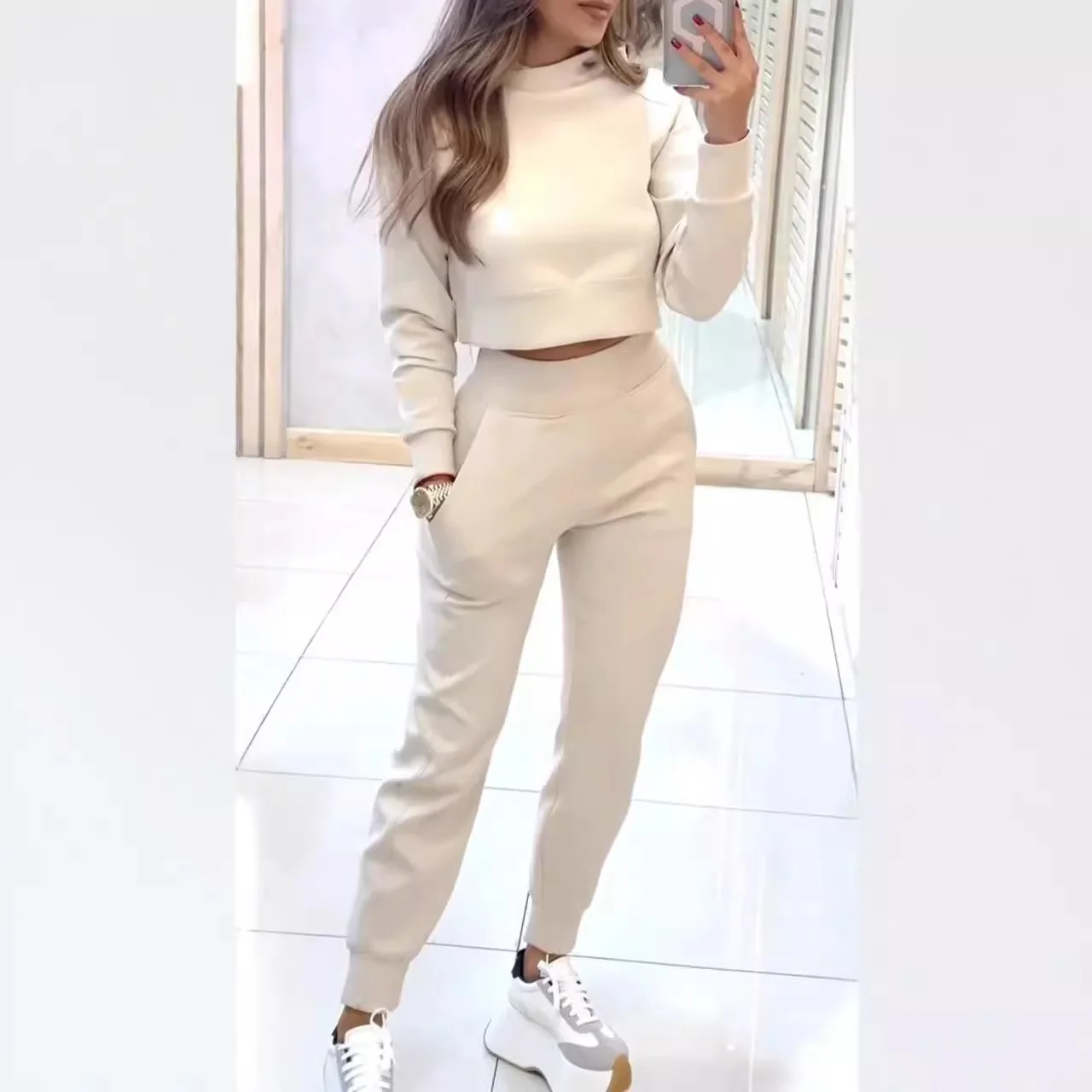 Conjunto de Top corto de medio cuello alto y pantalones cómodos ajustados.